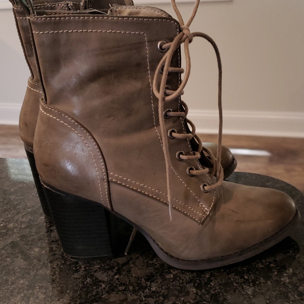 Boots - Picture 5 of 6
